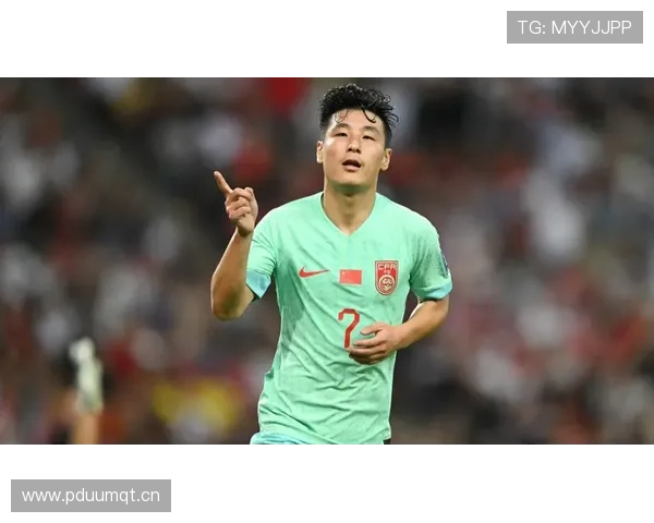 如果把武磊放进娱乐圈，红毯光鲜背后却是拎着保温杯去小吃摊排队那种